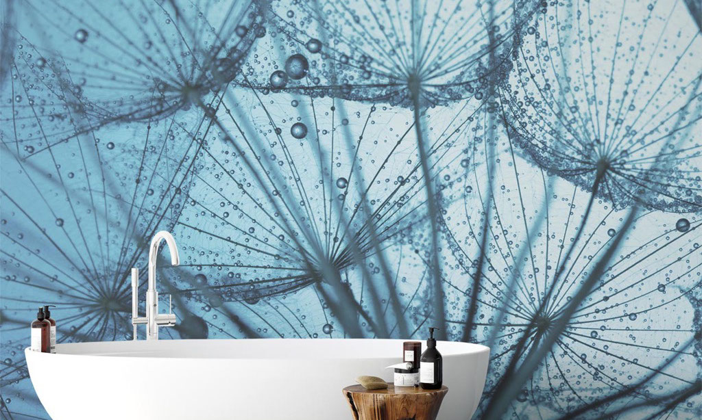 Bath with a digital print panel wall with Taraxamcum with dew drops